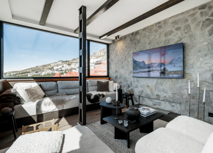 IMPRESIONANTE APARTAMENTO DE TRES DORMITORIOS EN LA ÚLTIMA PLANTA EN SIERRA NEVADA CON VISTAS EXCEPCIONALES A LA MONTAÑA