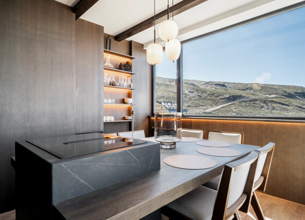 IMPRESIONANTE APARTAMENTO DE TRES DORMITORIOS EN LA ÚLTIMA PLANTA EN SIERRA NEVADA CON VISTAS EXCEPCIONALES A LA MONTAÑA