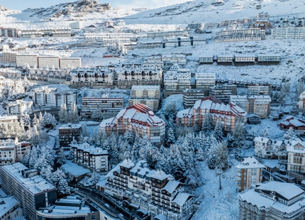 IMPRESIONANTE APARTAMENTO DE TRES DORMITORIOS EN LA ÚLTIMA PLANTA EN SIERRA NEVADA CON VISTAS EXCEPCIONALES A LA MONTAÑA