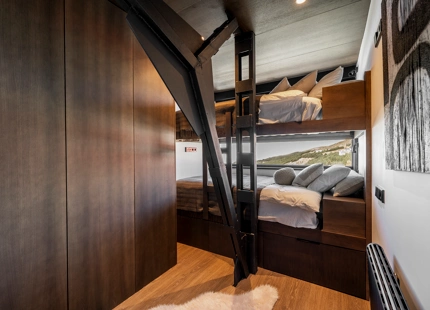 IMPRESIONANTE APARTAMENTO DE TRES DORMITORIOS EN LA ÚLTIMA PLANTA EN SIERRA NEVADA CON VISTAS EXCEPCIONALES A LA MONTAÑA