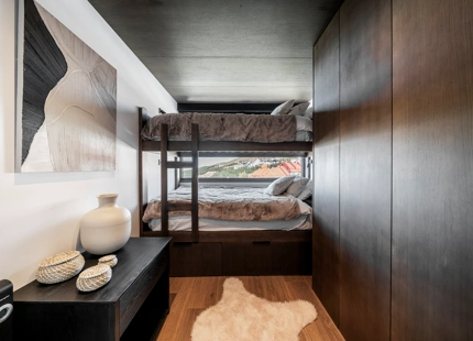 IMPRESIONANTE APARTAMENTO DE TRES DORMITORIOS EN LA ÚLTIMA PLANTA EN SIERRA NEVADA CON VISTAS EXCEPCIONALES A LA MONTAÑA