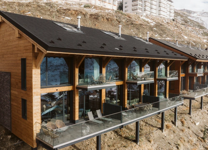 EXCEPCIONAL ÁTICO DÚPLEX DE CUATRO DORMITORIOS COMPLETAMENTE AMUEBLADO EN SIERRA NEVADA