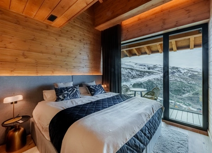 EXCEPCIONAL ÁTICO DÚPLEX DE CUATRO DORMITORIOS COMPLETAMENTE AMUEBLADO EN SIERRA NEVADA