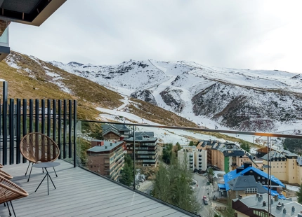 EXCEPCIONAL ÁTICO DÚPLEX DE CUATRO DORMITORIOS COMPLETAMENTE AMUEBLADO EN SIERRA NEVADA