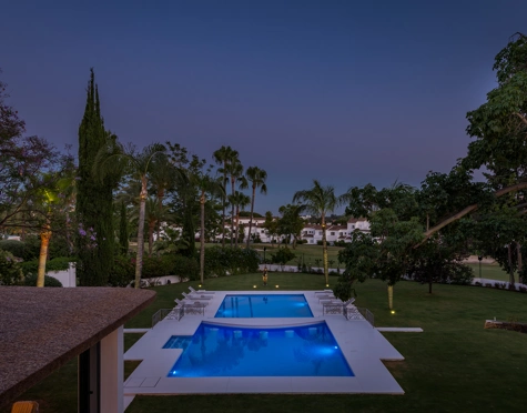 Villa for sale in La Cerquilla, Nueva Andalucia