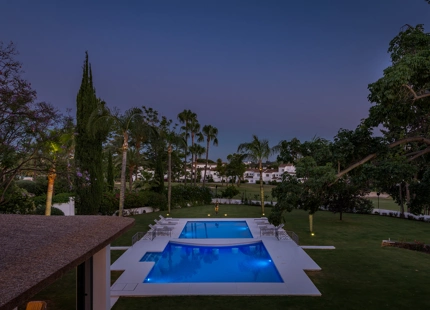 ELEGANTE VILLA CONTEMPORÁNEA CON ACCESO DIRECTO AL GOLF EN LA CERQUILLA