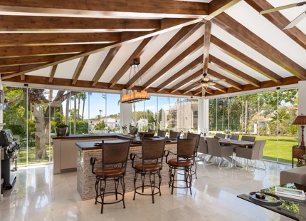 ELEGANTE VILLA CONTEMPORÁNEA CON ACCESO DIRECTO AL GOLF EN LA CERQUILLA