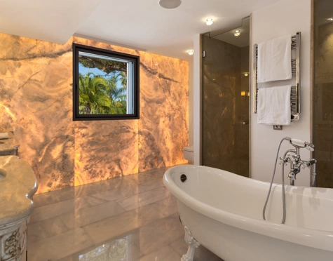 Villa for sale in La Cerquilla, Nueva Andalucia