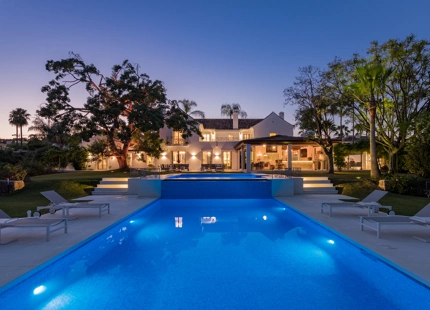 ELEGANTE VILLA CONTEMPORÁNEA CON ACCESO DIRECTO AL GOLF EN LA CERQUILLA