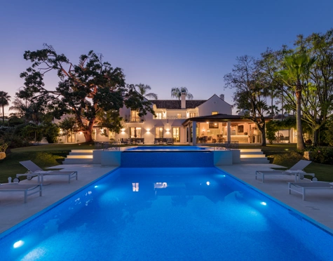 Villa for sale in La Cerquilla, Nueva Andalucia