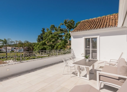ELEGANTE VILLA CONTEMPORÁNEA CON ACCESO DIRECTO AL GOLF EN LA CERQUILLA
