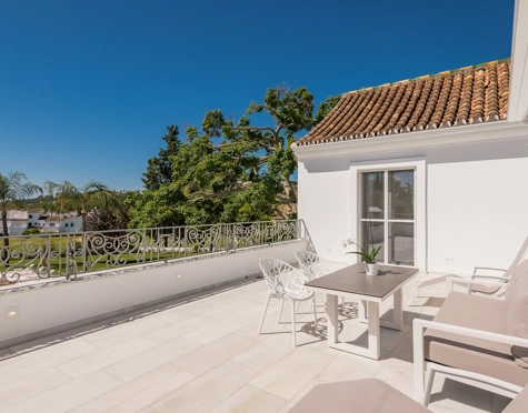 Villa for sale in La Cerquilla, Nueva Andalucia