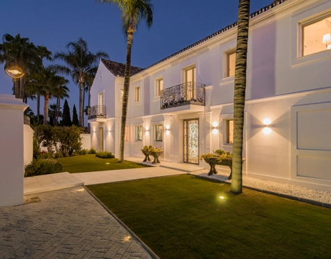 Villa for sale in La Cerquilla, Nueva Andalucia