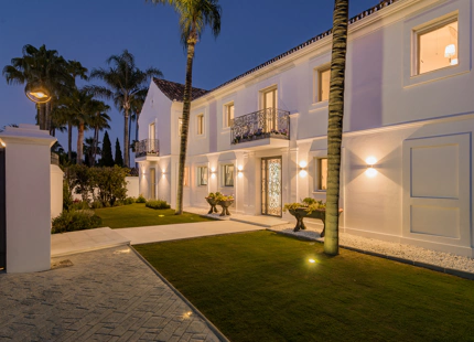 ELEGANTE VILLA CONTEMPORÁNEA CON ACCESO DIRECTO AL GOLF EN LA CERQUILLA