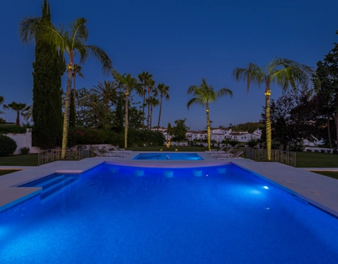 Villa for sale in La Cerquilla, Nueva Andalucia