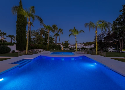 ELEGANTE VILLA CONTEMPORÁNEA CON ACCESO DIRECTO AL GOLF EN LA CERQUILLA