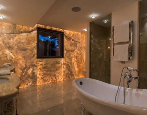 Villa for sale in La Cerquilla, Nueva Andalucia