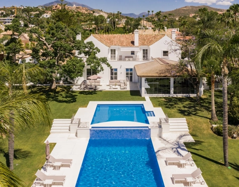 ELEGANTE VILLA CONTEMPORÁNEA CON ACCESO DIRECTO AL GOLF EN LA CERQUILLA