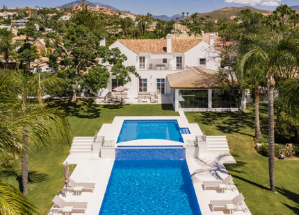 ELEGANTE VILLA CONTEMPORÁNEA CON ACCESO DIRECTO AL GOLF EN LA CERQUILLA
