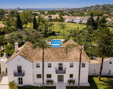 Villa for sale in La Cerquilla, Nueva Andalucia