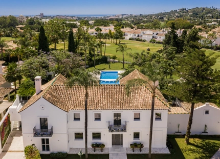 ELEGANTE VILLA CONTEMPORÁNEA CON ACCESO DIRECTO AL GOLF EN LA CERQUILLA