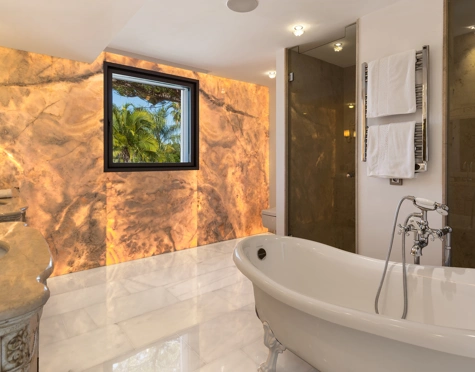 Villa for sale in La Cerquilla, Nueva Andalucia