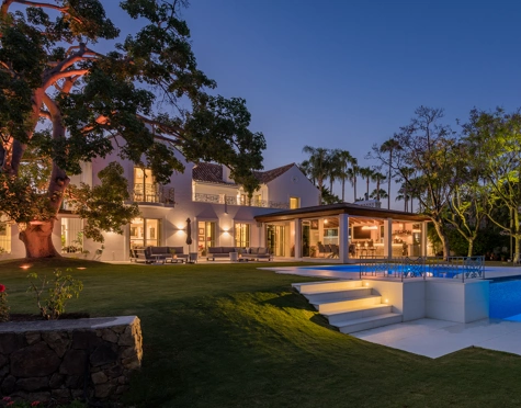 Villa for sale in La Cerquilla, Nueva Andalucia