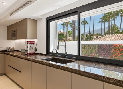 ELEGANTE VILLA CONTEMPORÁNEA CON ACCESO DIRECTO AL GOLF EN LA CERQUILLA