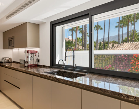 Villa for sale in La Cerquilla, Nueva Andalucia