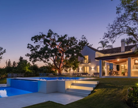 Villa for sale in La Cerquilla, Nueva Andalucia