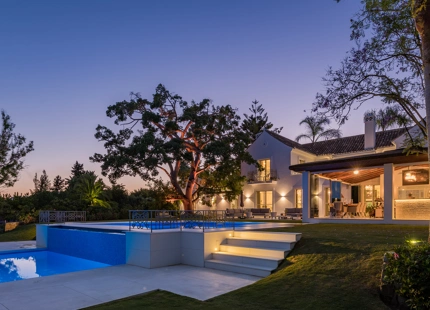 ELEGANTE VILLA CONTEMPORÁNEA CON ACCESO DIRECTO AL GOLF EN LA CERQUILLA