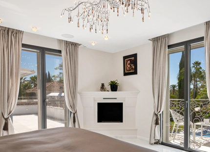 ELEGANTE VILLA CONTEMPORÁNEA CON ACCESO DIRECTO AL GOLF EN LA CERQUILLA