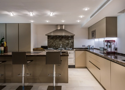 ELEGANTE VILLA CONTEMPORÁNEA CON ACCESO DIRECTO AL GOLF EN LA CERQUILLA