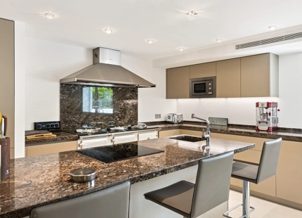 ELEGANTE VILLA CONTEMPORÁNEA CON ACCESO DIRECTO AL GOLF EN LA CERQUILLA