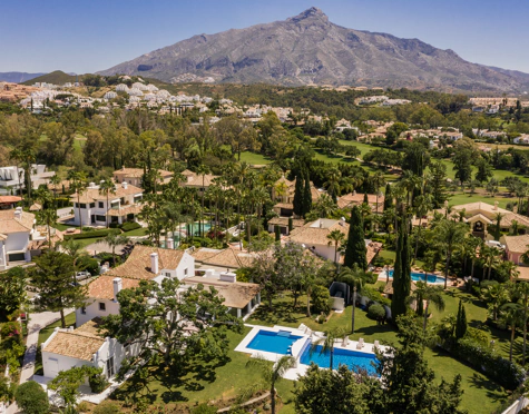 Villa for sale in La Cerquilla, Nueva Andalucia