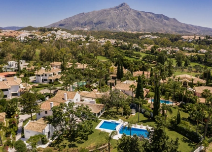 ELEGANTE VILLA CONTEMPORÁNEA CON ACCESO DIRECTO AL GOLF EN LA CERQUILLA