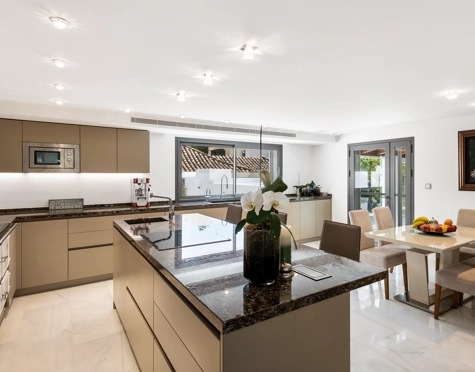 Villa for sale in La Cerquilla, Nueva Andalucia