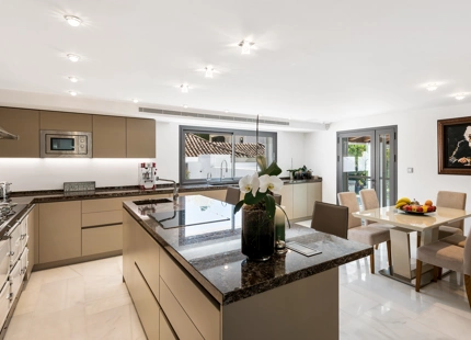 ELEGANTE VILLA CONTEMPORÁNEA CON ACCESO DIRECTO AL GOLF EN LA CERQUILLA