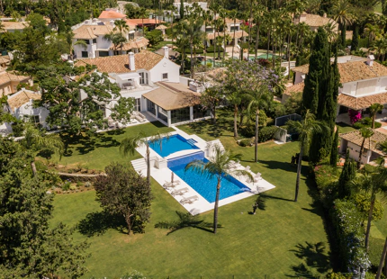 ELEGANTE VILLA CONTEMPORÁNEA CON ACCESO DIRECTO AL GOLF EN LA CERQUILLA