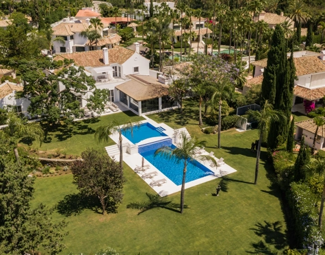 Villa for sale in La Cerquilla, Nueva Andalucia