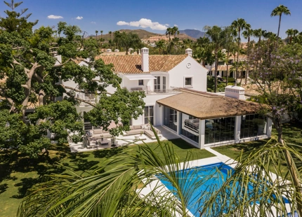 ELEGANTE VILLA CONTEMPORÁNEA CON ACCESO DIRECTO AL GOLF EN LA CERQUILLA