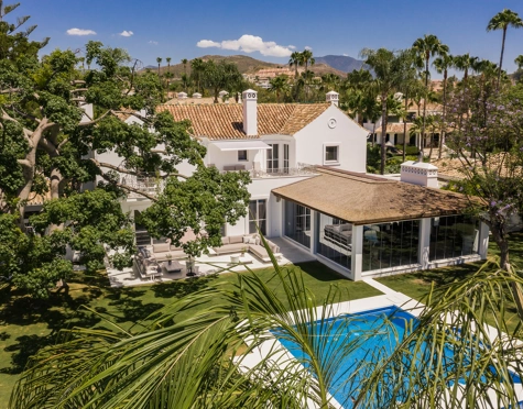 Villa for sale in La Cerquilla, Nueva Andalucia