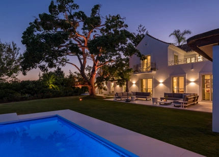 ELEGANTE VILLA CONTEMPORÁNEA CON ACCESO DIRECTO AL GOLF EN LA CERQUILLA