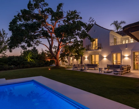 Villa for sale in La Cerquilla, Nueva Andalucia