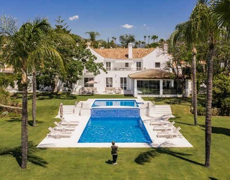 Villa for sale in La Cerquilla, Nueva Andalucia