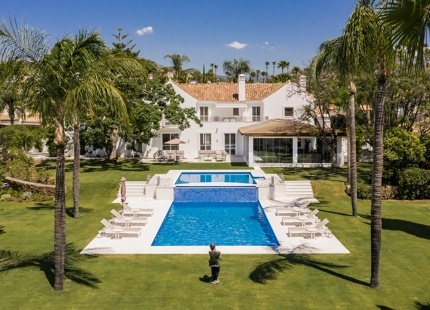 ELEGANTE VILLA CONTEMPORÁNEA CON ACCESO DIRECTO AL GOLF EN LA CERQUILLA