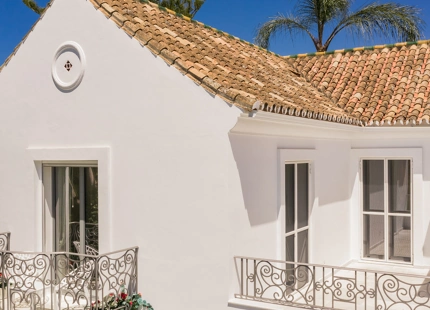 ELEGANTE VILLA CONTEMPORÁNEA CON ACCESO DIRECTO AL GOLF EN LA CERQUILLA
