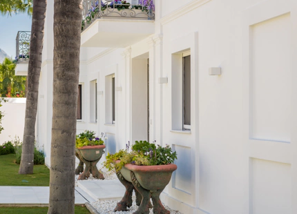 ELEGANTE VILLA CONTEMPORÁNEA CON ACCESO DIRECTO AL GOLF EN LA CERQUILLA