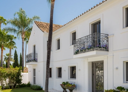 ELEGANTE VILLA CONTEMPORÁNEA CON ACCESO DIRECTO AL GOLF EN LA CERQUILLA