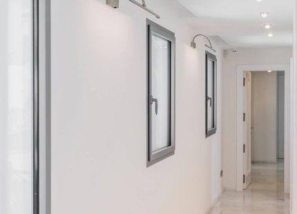 ELEGANTE VILLA CONTEMPORÁNEA CON ACCESO DIRECTO AL GOLF EN LA CERQUILLA